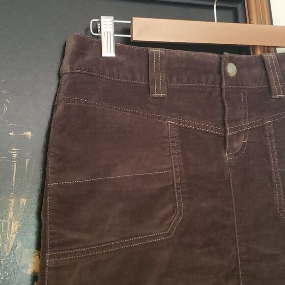 Athleta Women's Roseville Velvet Athleisure Skirt Size 4 Acadamia Career Green - Picture 2 of 6